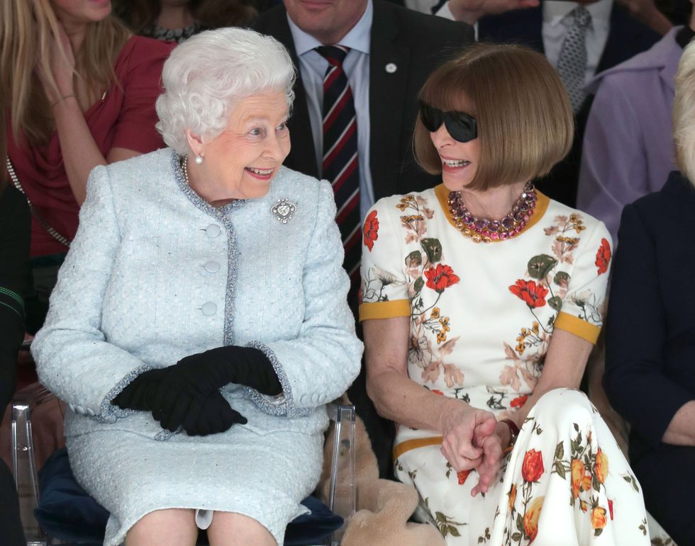 女王がロンドンファッションウィークで英国デザインに対する第1回女王エリザベス2世賞を授与